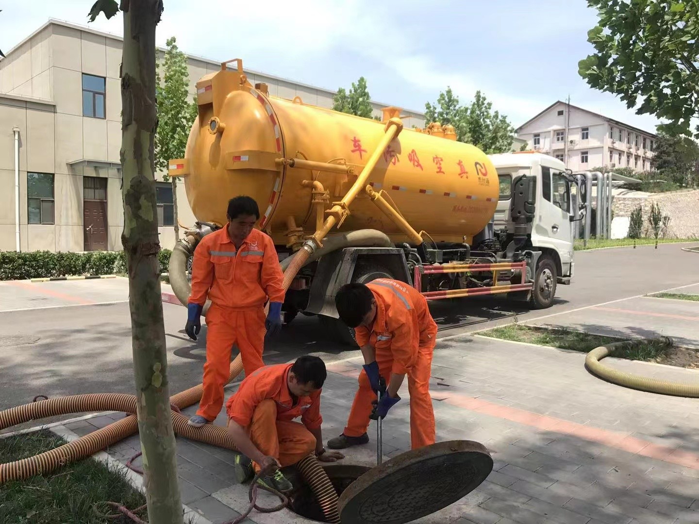 监利管道疏通车停在窨井附近