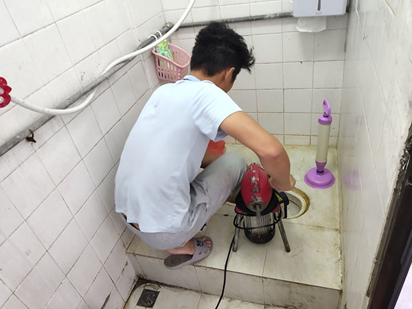 监利管道堵塞冒臭气 专业师傅现场解决问题