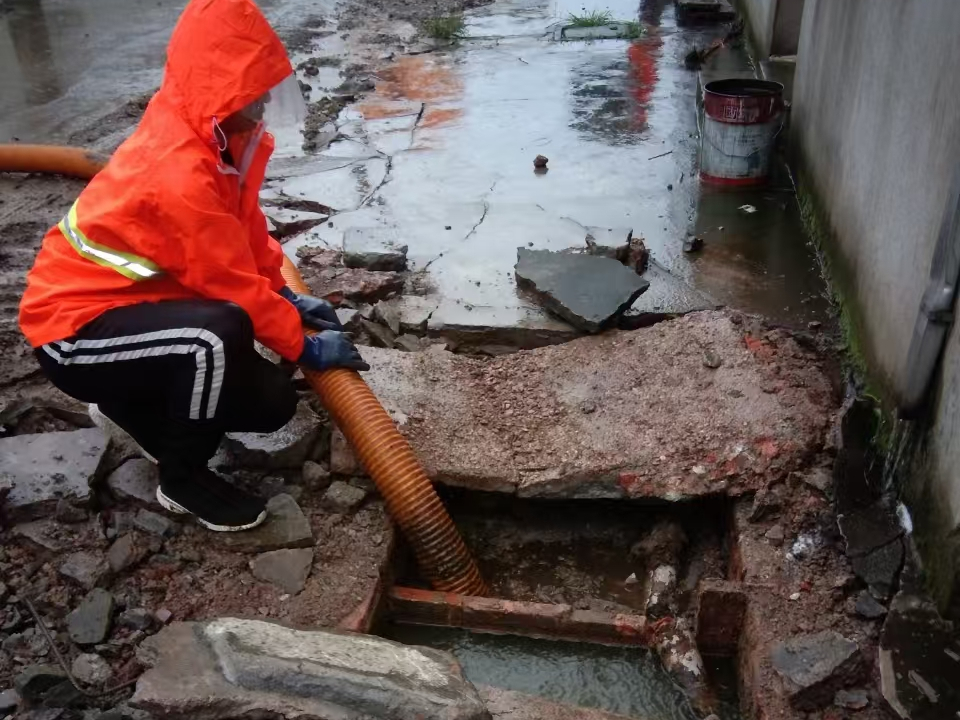 监利专业清理污水池 炜誉市政以规范流程守护城市 “肠道”